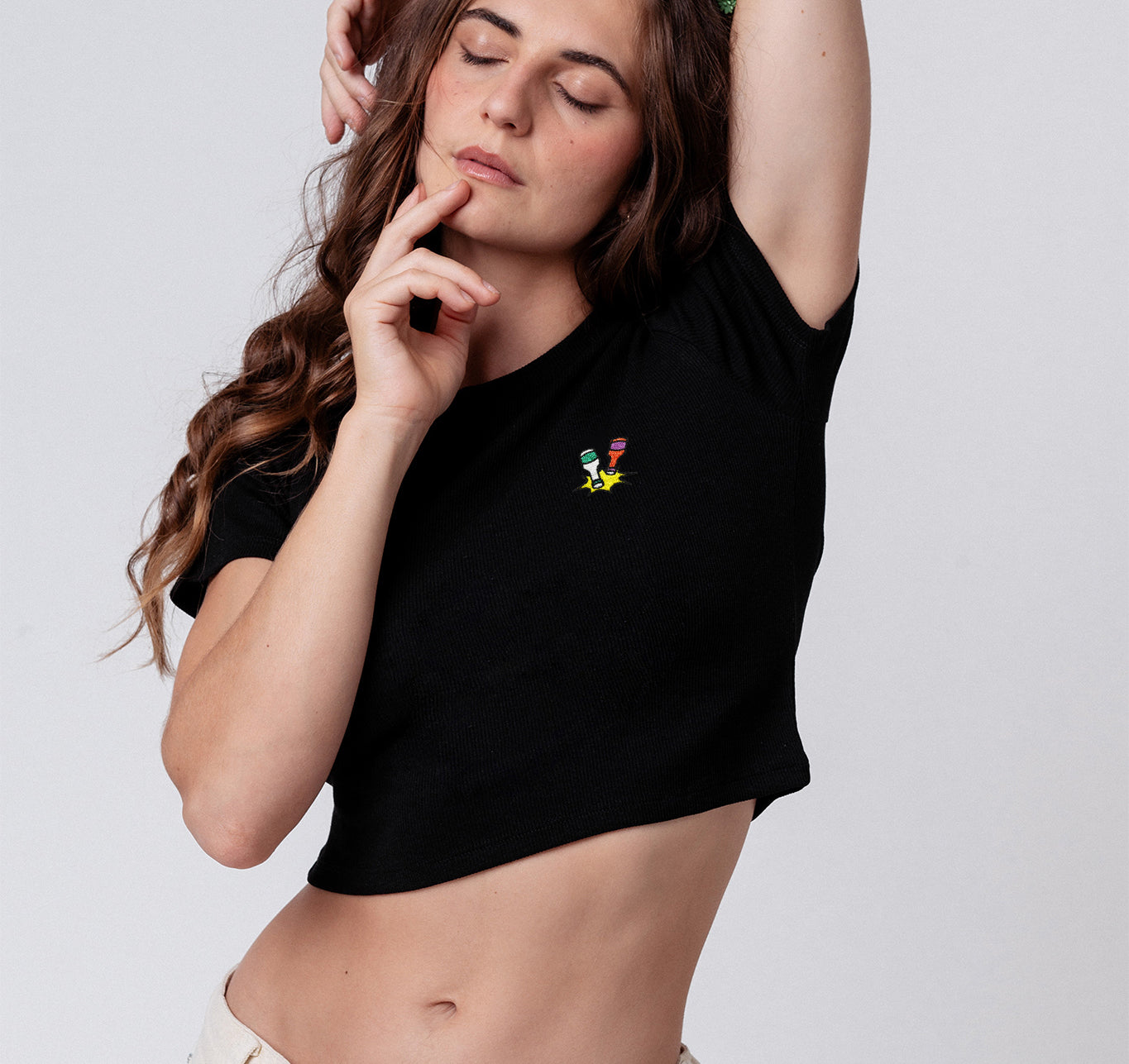 Kleiner Klopfer | Besticktes Bio Baumwoll Cropped T-Shirt