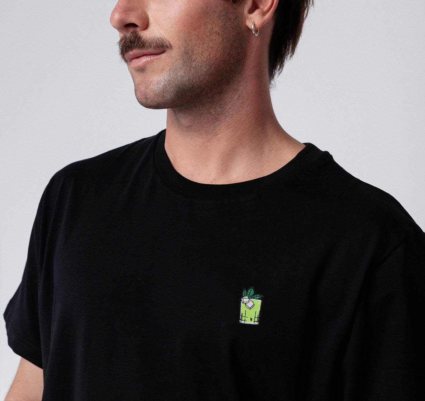 Gin Basil Smash | Besticktes Bio Baumwoll Unisex T-Shirt