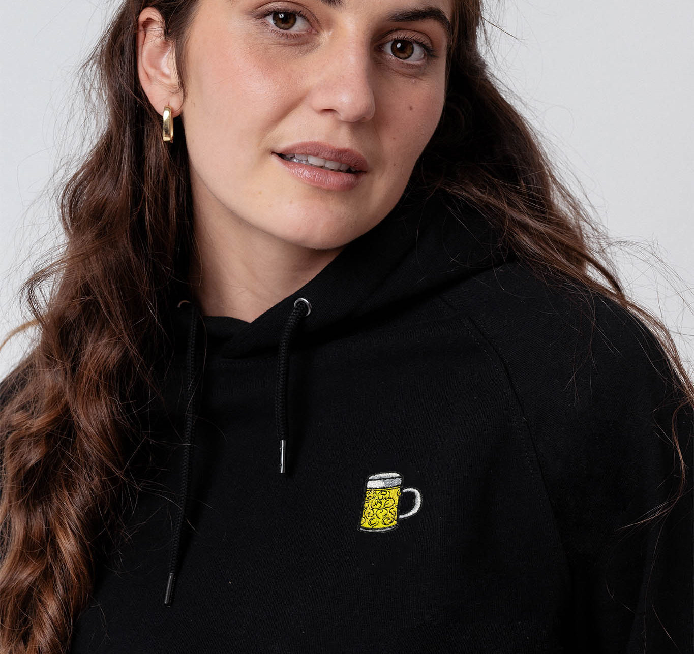 Maßkrug geborduurde unisex hoodie van biologisch katoen