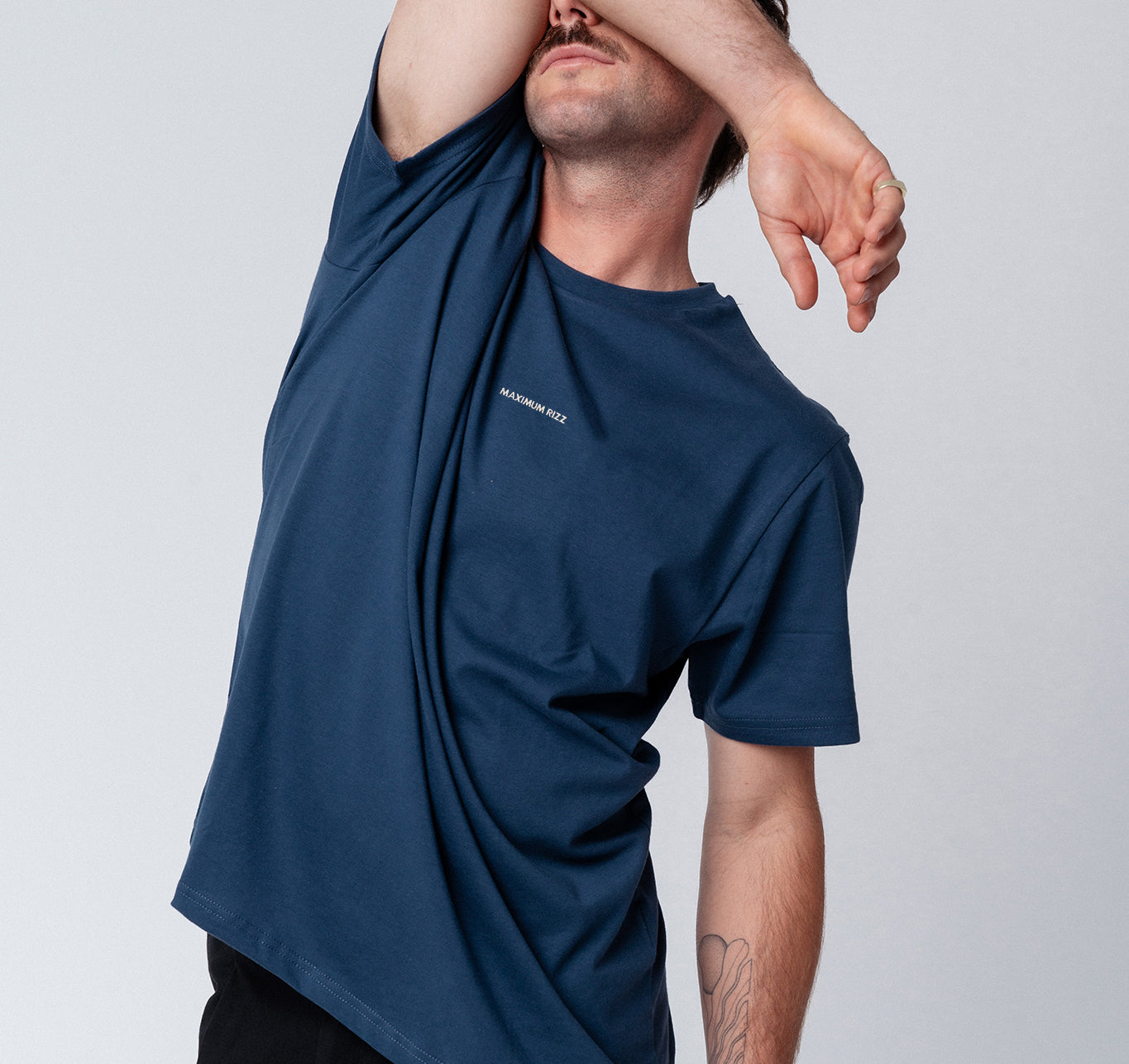 Maximum Rizz | Besticktes Unisex Bio Baumwoll T-Shirt