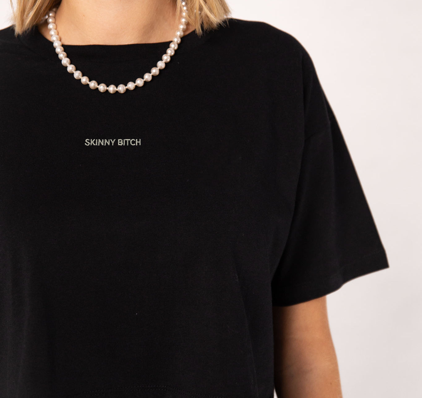 Skinny Bitch | Besticktes Bio Baumwoll Cropped T-Shirt
