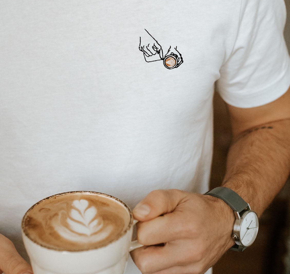 Latte Art | Besticktes Bio Baumwoll-T-Shirt
