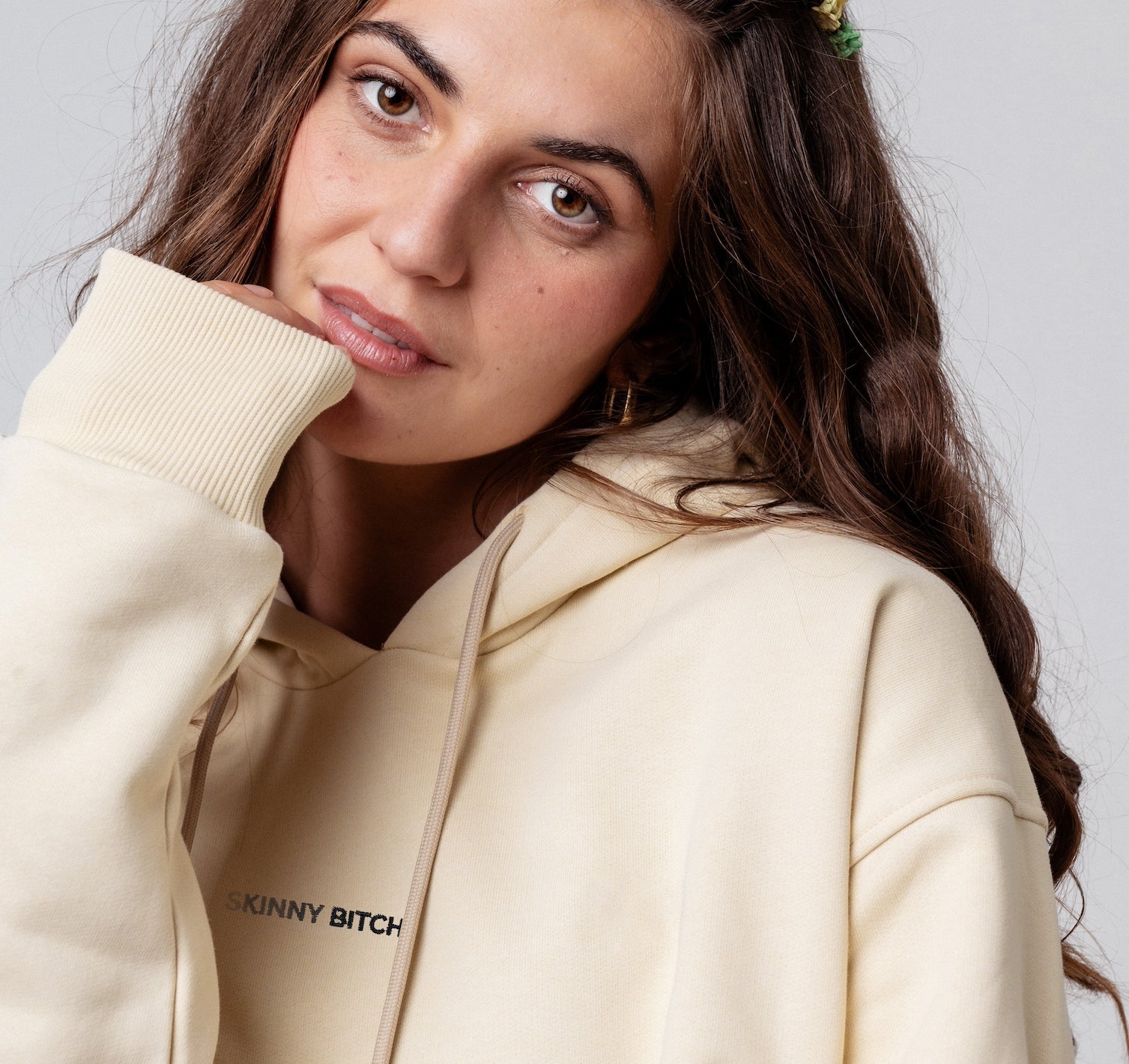 Skinny Bitch | Geborduurde hoodie van biologisch katoen voor dames