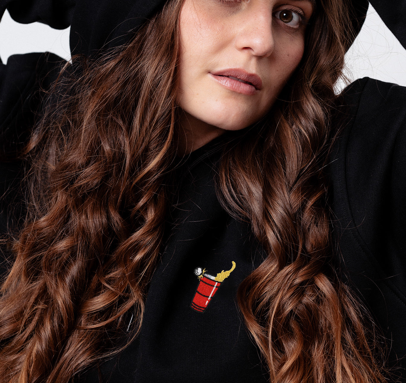 Beerpong Edge Hit | Geborduurd organisch katoen Vrouwen Hoodie