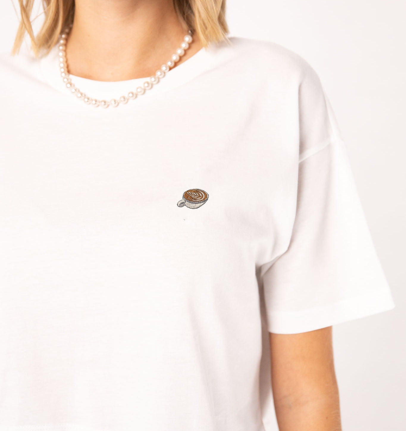 Flat White | Besticktes Bio Baumwoll Cropped T-Shirt