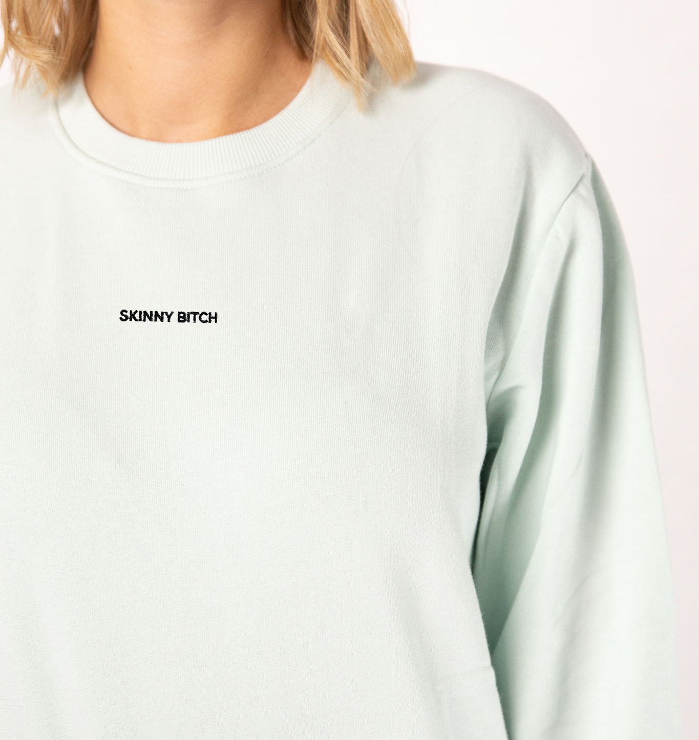 Skinny Bitch | Geborduurde trui van biologisch katoen voor dames