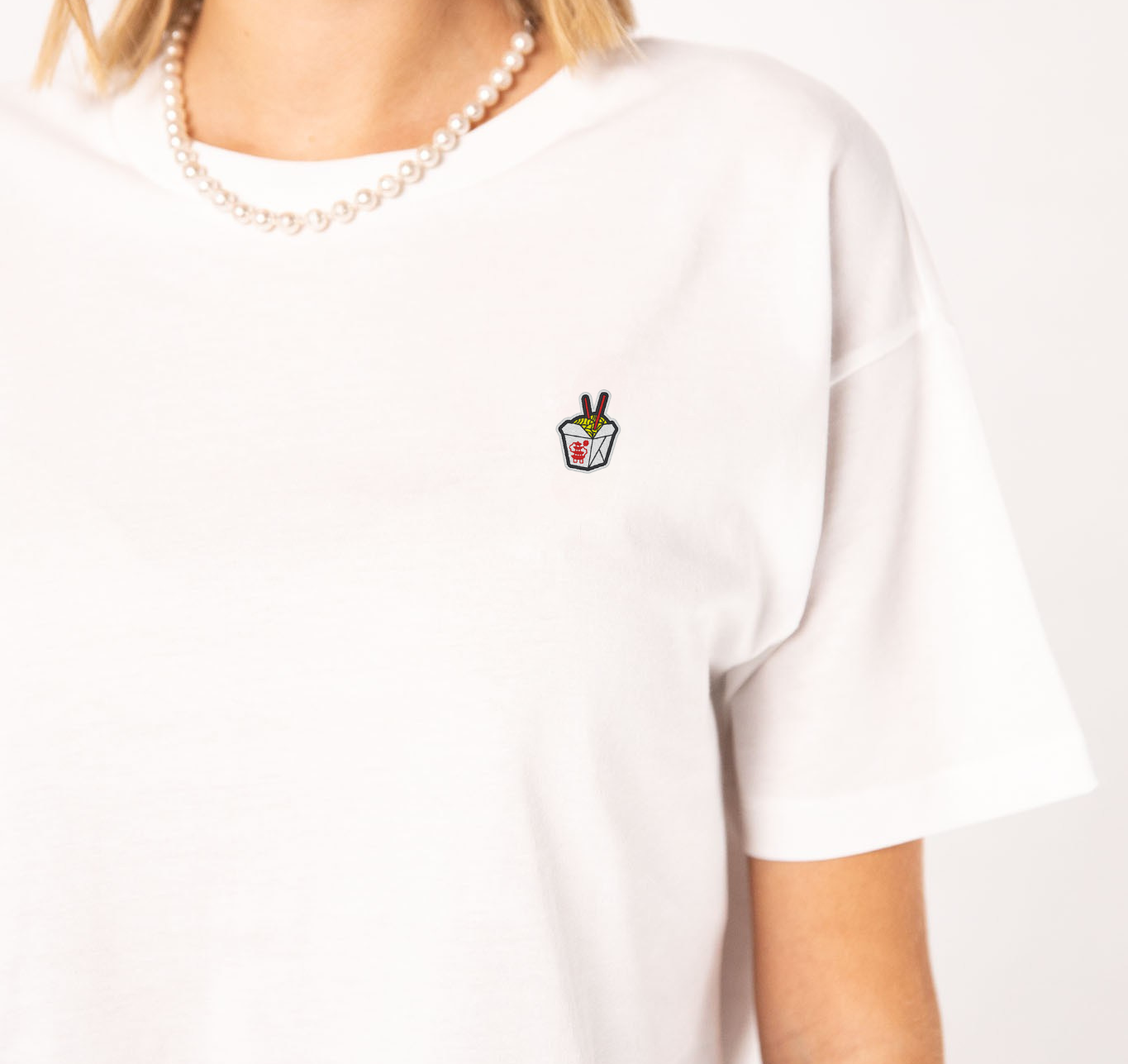 Noodlebox | Besticktes Bio Baumwoll Cropped T-Shirt